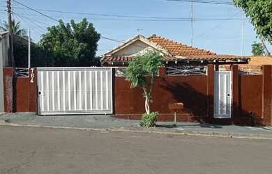 Imagem: A casa possui 5 Dormitórios, 2 Banheiros, 5 Vagas na garagem