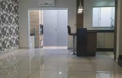 Imagem: A casa possui 3 Dormitórios, 4 Banheiros, 117m² de Área