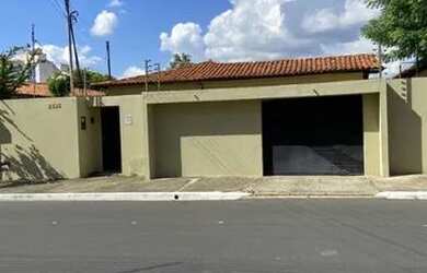 Imagem: A casa possui 3 Dormitórios, 2 Banheiros, 2 Vagas na garagem