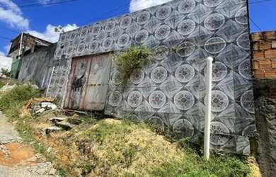 Imagem: A casa possui 3 Dormitórios, 1 Banheiro, 1 Vaga na garagem