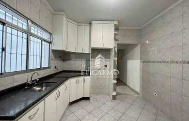 Imagem: A casa possui 3 Dormitórios, 3 Banheiros, 2 Vagas na garagem