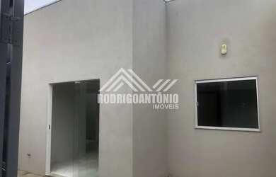 Imagem: A casa possui 3 Dormitórios, 1 Banheiro, 1 Vaga na garagem