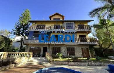 Imagem: A casa possui 4 Dormitórios, 5 Banheiros, 5 Vagas na garagem