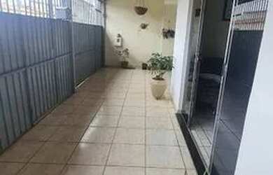 Imagem: A casa possui 2 Dormitórios, 1 Banheiro, 1 Vaga na garagem