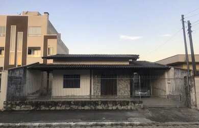 Imagem: A casa possui 4 Dormitórios, 2 Banheiros, 4 Vagas na garagem