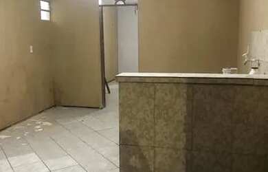 Imagem: A casa possui 1 Dormitório, 1 Banheiro, 1 Vaga na garagem