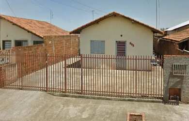 Imagem: A casa possui 1 Dormitório, 1 Banheiro, 1 Vaga na garagem