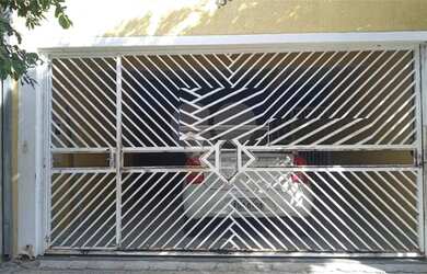 Imagem: A casa possui 3 Dormitórios, 1 Banheiro, 1 Vaga na garagem