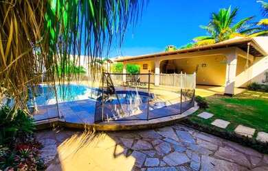 Imagem: A casa em condomínio possui 4 Dormitórios, 5 Banheiros, 4