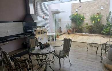 Imagem: A casa possui 2 Dormitórios, 2 Banheiros, 2 Vagas na garagem