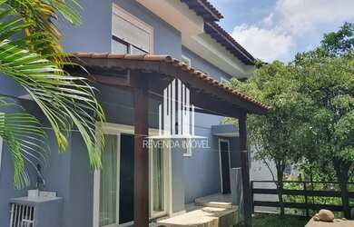 Imagem: A casa possui 3 Dormitórios, 4 Banheiros, 2 Vagas na garagem