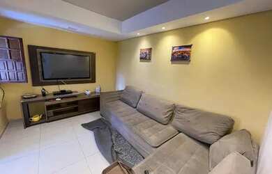 Imagem: A casa possui 3 Dormitórios, 2 Banheiros, 2 Vagas na garagem