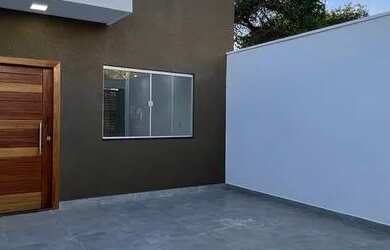 Imagem: A casa possui 3 Dormitórios, 2 Banheiros, 1 Vaga na garagem