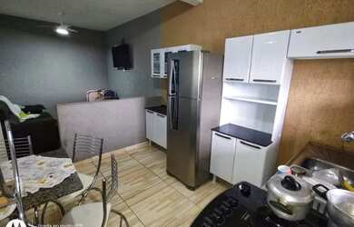 Imagem: A casa possui 3 Dormitórios, 1 Banheiro, 1 Vaga na garagem