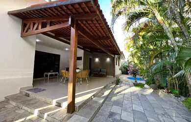 Imagem: A casa possui 3 Dormitórios, 2 Banheiros, 3 Vagas na garagem