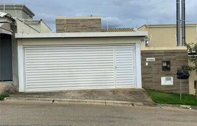 Imagem: A casa possui 3 Dormitórios, 2 Banheiros, 108m² de Área