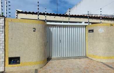 Imagem: A casa possui 3 Dormitórios, 2 Banheiros, 3 Vagas na garagem