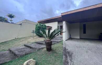 Imagem: A casa possui 3 Dormitórios, 4 Banheiros, 4 Vagas na garagem