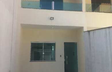 Imagem: A casa possui 2 Dormitórios, 2 Banheiros, 2 Vagas na garagem