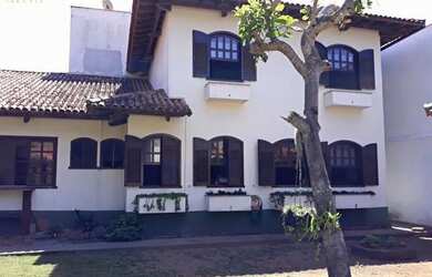 Imagem: A casa possui 4 Dormitórios, 3 Banheiros, 4 Vagas na garagem