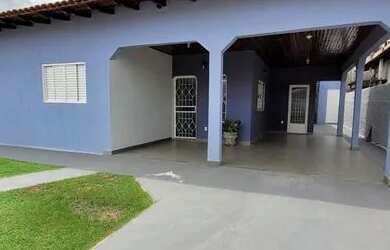 Imagem: A casa possui 3 Dormitórios, 3 Banheiros, 4 Vagas na garagem