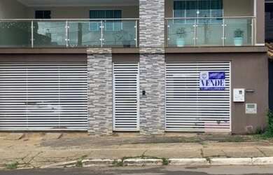 Imagem: A casa possui 4 Dormitórios, 3 Banheiros, 3 Vagas na garagem