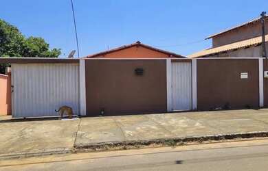 Imagem: A casa possui 3 Dormitórios, 2 Banheiros, 3 Vagas na garagem