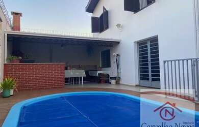 Imagem: A casa possui 3 Dormitórios, 3 Banheiros, 3 Vagas na garagem