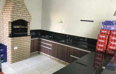 Imagem: A casa possui 3 Dormitórios, 3 Banheiros, 4 Vagas na garagem