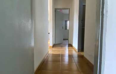 Imagem: A casa possui 3 Dormitórios, 2 Banheiros, 1 Vaga na garagem