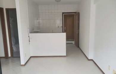 Imagem: O apartamento possui 1 Dormitório, 1 Banheiro, 1 Vaga na garagem