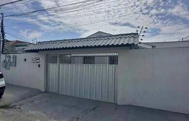 Imagem: A casa possui 3 Dormitórios, 2 Banheiros, 2 Vagas na garagem