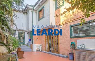 Imagem: A casa possui 3 Dormitórios, 3 Banheiros, 2 Vagas na garagem