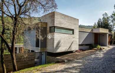 Imagem: A casa em condomínio possui 3 Dormitórios, 3 Banheiros, 380m²