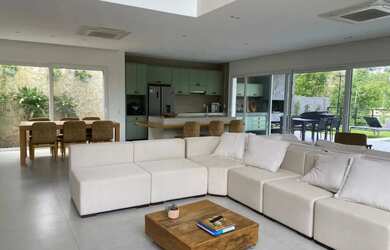 Imagem: A casa possui 4 Dormitórios, 4 Banheiros, 4 Vagas na garagem