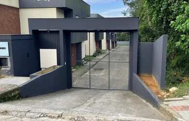 Imagem: A casa possui 3 Dormitórios, 1 Banheiro, 1 Vaga na garagem