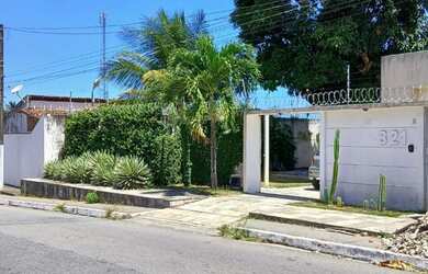 Imagem: A casa possui 3 Dormitórios e 4 Banheiros e está localizado