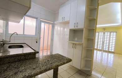 Imagem: A casa à venda possui 2 Dormitórios, 2 Banheiros, 2 Vagas