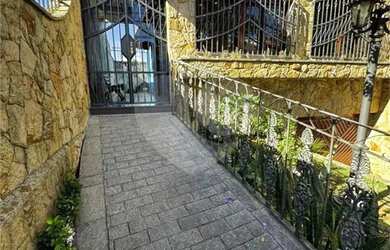 Imagem: A casa possui 3 Dormitórios, 4 Banheiros, 5 Vagas na garagem