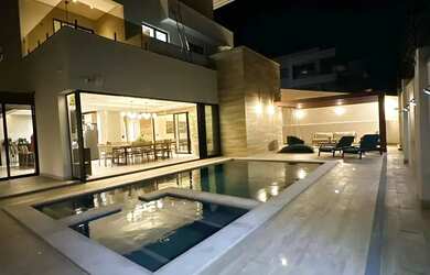 Imagem: A casa em condomínio possui 5 Dormitórios, 5 Banheiros, 5