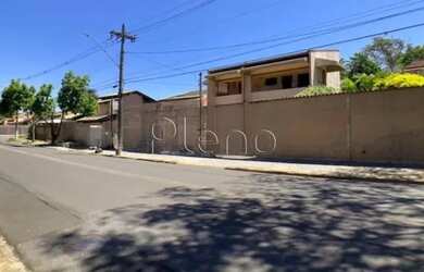 Imagem: A casa possui 3 Dormitórios, 3 Banheiros, 4 Vagas na garagem