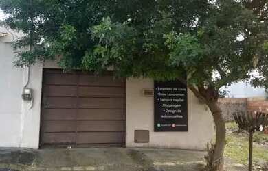 Imagem: A casa possui 2 Dormitórios, 2 Banheiros e 1 Vaga na garagem