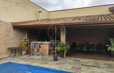 Imagem: A casa possui 3 Dormitórios, 3 Banheiros, 1 Vaga na garagem