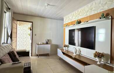 Imagem: A casa possui 3 Dormitórios, 2 Banheiros, 1 Vaga na garagem