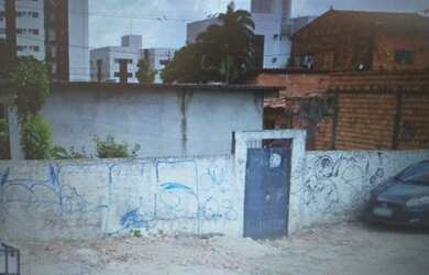 Imagem: A casa possui 3 Dormitórios, 2 Banheiros, 5 Vagas na garagem