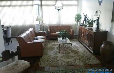 Imagem: A casa possui 4 Dormitórios, 3 Banheiros, 5 Vagas na garagem