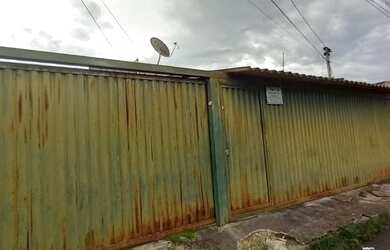 Imagem: A casa possui 3 Dormitórios, 2 Banheiros, 2 Vagas na garagem