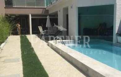 Imagem: A casa em condomínio possui 5 Dormitórios, 4 Banheiros, 2