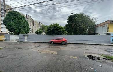 Imagem: A casa possui 4 Dormitórios, 4 Banheiros, 5 Vagas na garagem