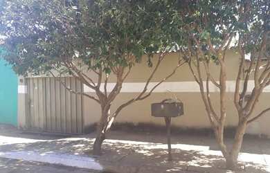 Imagem: A casa possui 3 Dormitórios, 2 Banheiros, 2 Vagas na garagem